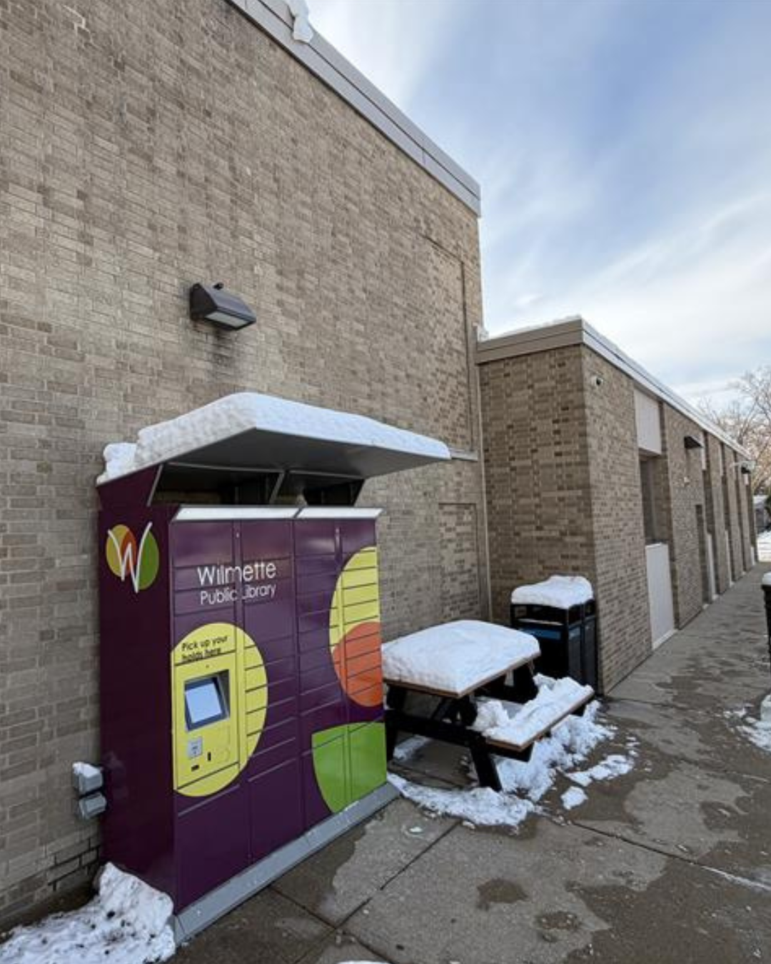 remoteLocker outdoor holds pickup unit at Wilmette Public Library in Illinois