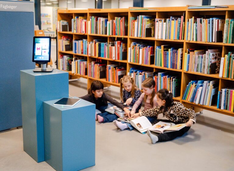 Framtidens skolbibliotek: En värld av kunskap i en enda tablet 4 Barn har roligt medan de lär sig på Rødovre bibliotek