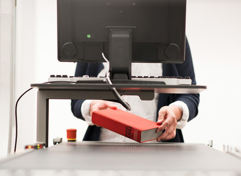 Selbstverbuchung 11 Buch wird in Frankfurter Bibliothek an AMH-System gescannt