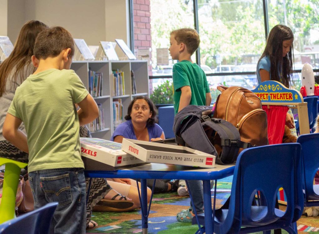 Children playing games in the Ventura library