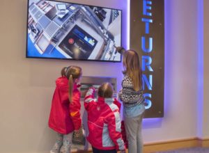 Children returning books using flex AMH at Johnson city library | Intelligent Return Shelving | Bibliotheca