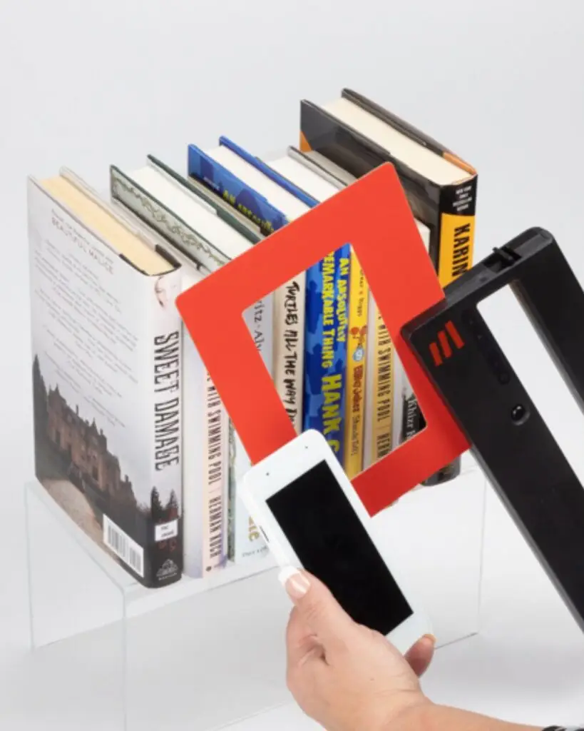 圖書館工作人員使用行動掃描設備進行 RFID 盤點