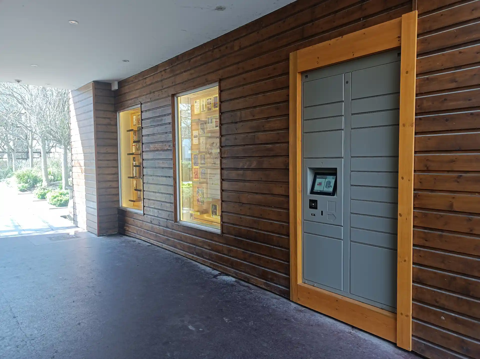 Bibliotheca devient le distributeur mondial exclusif d’une solution primée par l’IFLA 1 Casier remoteLocker installé à l’extérieur de la Médiathèque George Sand à Enghien-les-Bains.