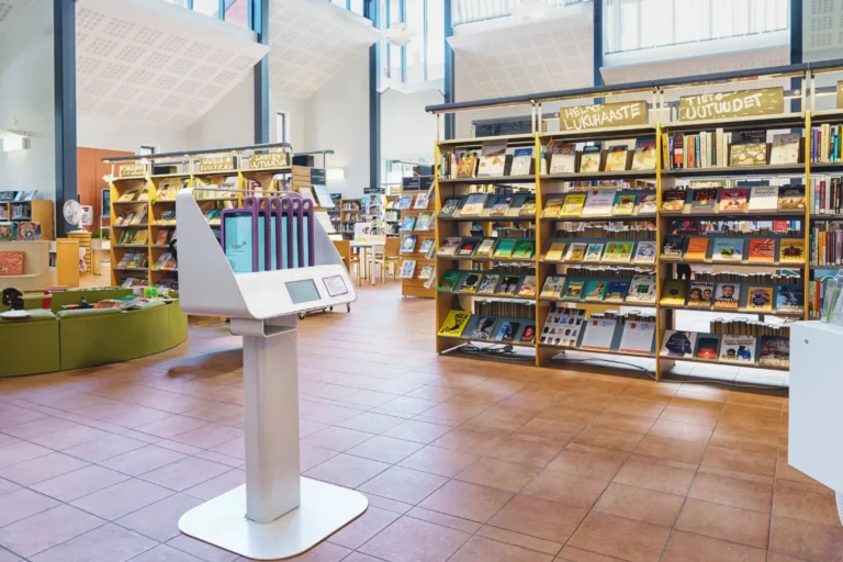 Como modernizar sua biblioteca com empréstimo inteligente de tablets 2 Estação Hublet para empréstimo automatizado de tablets instalada em biblioteca moderna.