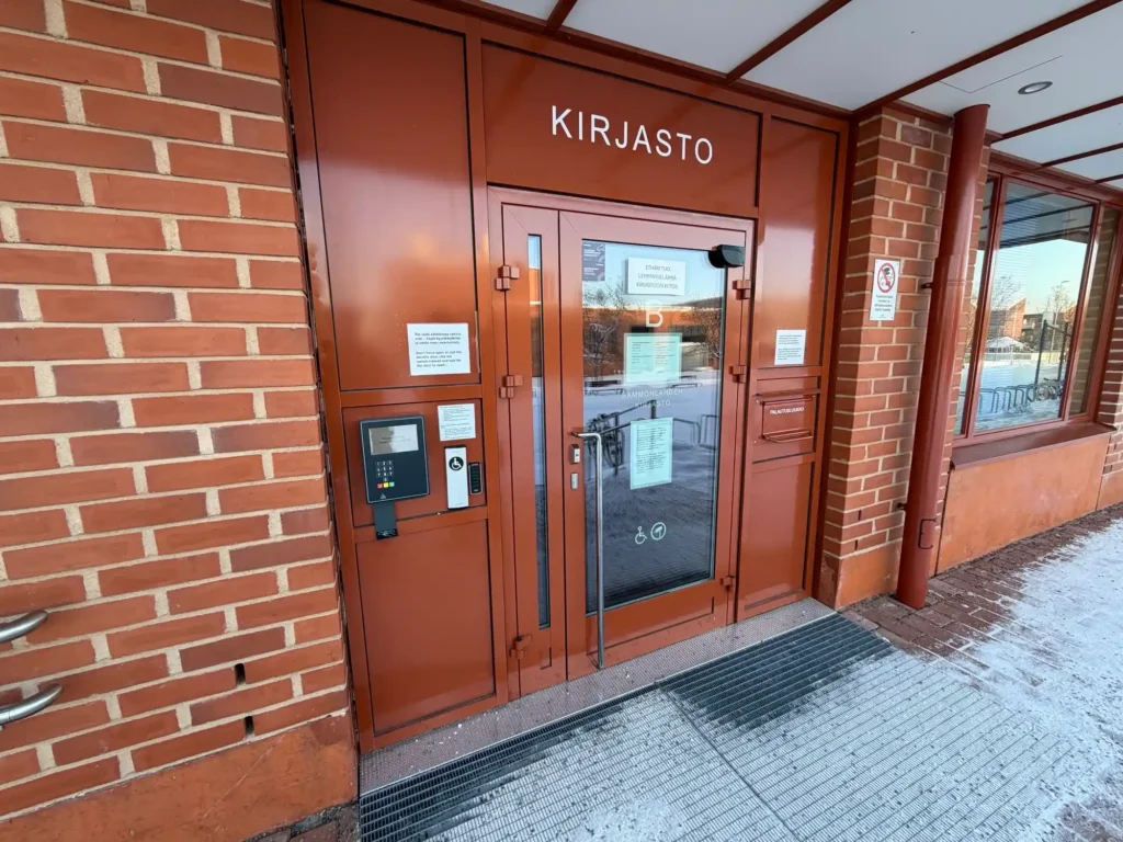 open+ sisäänkäynti Sammonlahden omatoimikirjastossa
