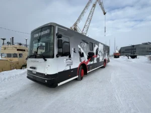 Intelligenta återlämningshyllor 1 Kotkas bokbuss i vintermiljö – det mobila biblioteket tar servicen närmare besökarna.