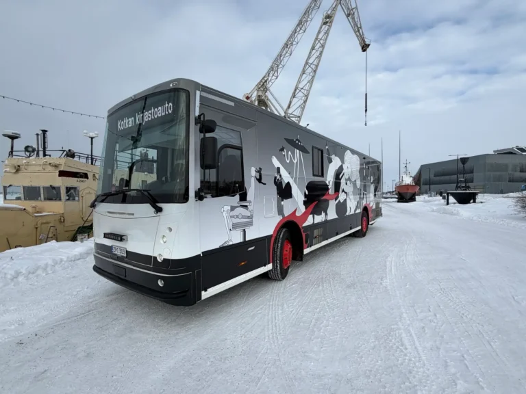 Kotkas bogbus i vinterlandskab – det mobile bibliotek bringer tjenesterne tættere på brugerne.