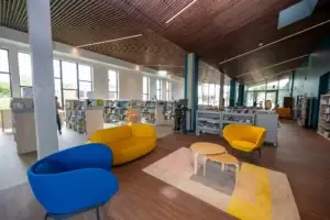 Étagères de retour intelligentes 2 Intérieur moderne de la bibliothèque de Saint-Quentin-en-Yvelines avec espaces ouverts, rayonnages accessibles et aménagement adapté à une gestion RFID des collections.