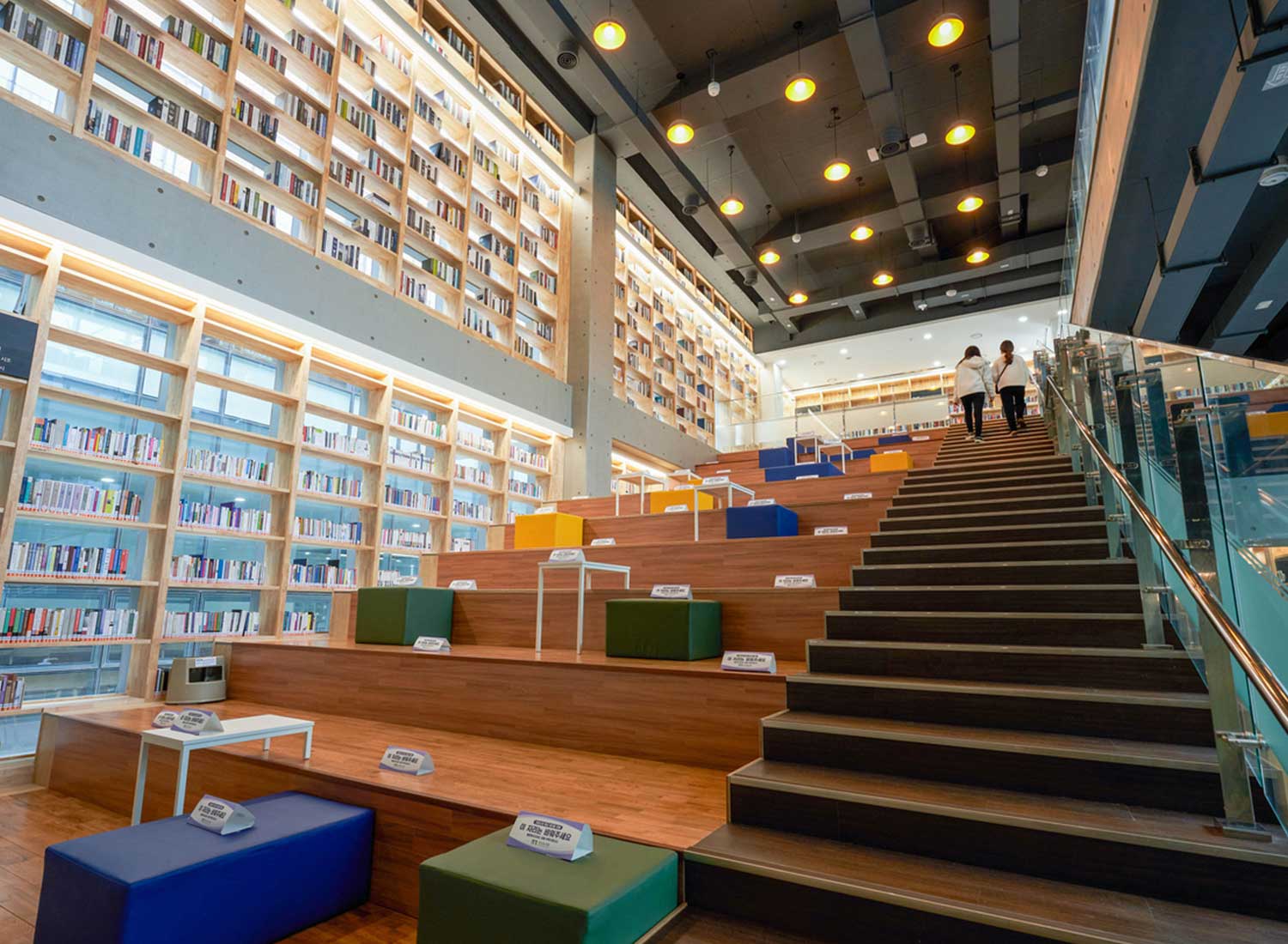 Área para sentarse con escaleras en la biblioteca de Busan
