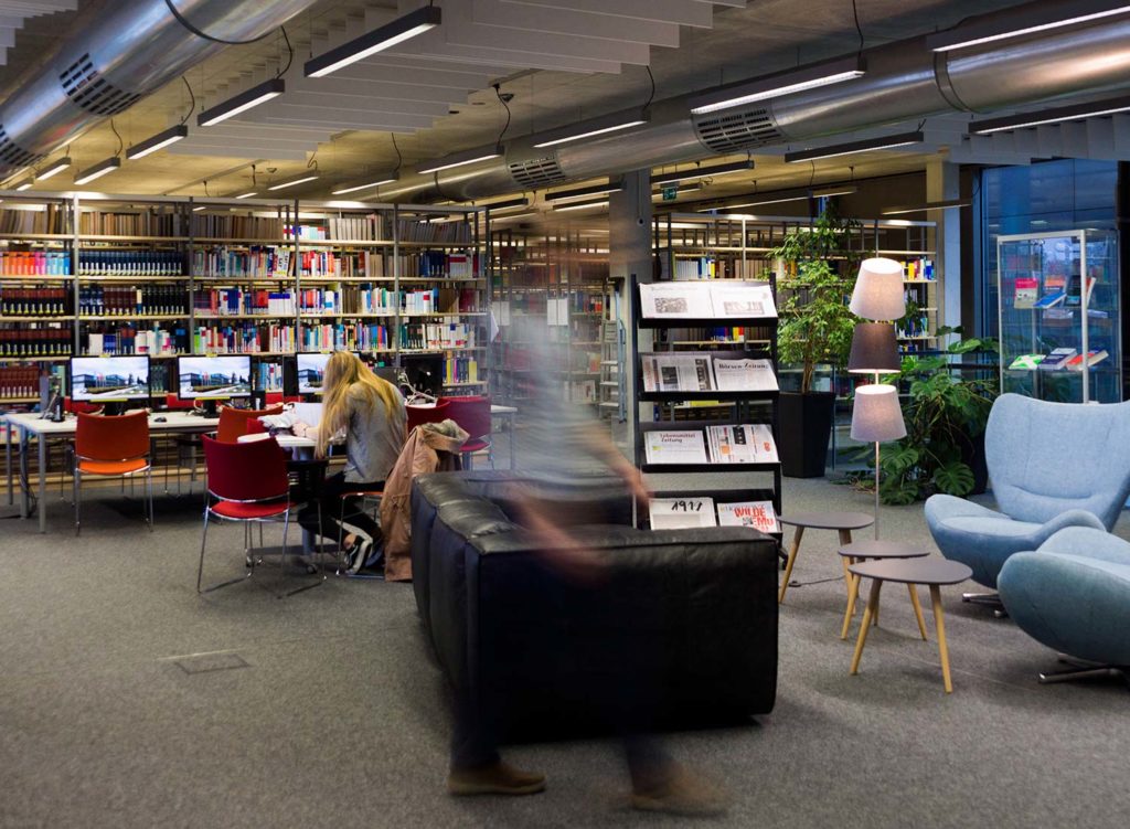 Students studying and moving about in Hochschule Mainz library