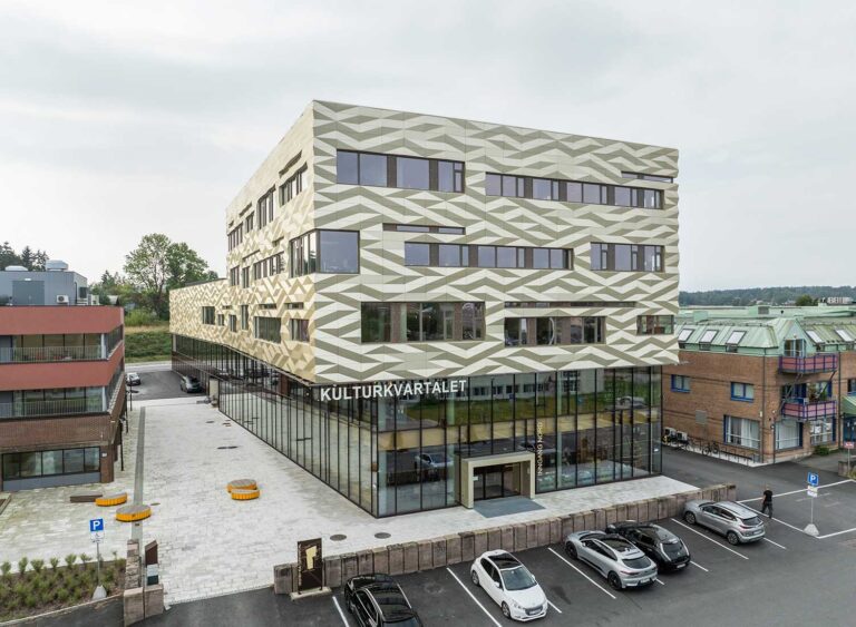 Vestby bibliotek og kulturhus udefra hele bygningen