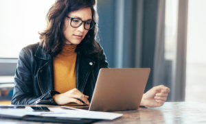 Soluções 23 Mulher assistinho webinar tecnologia para biblioteca