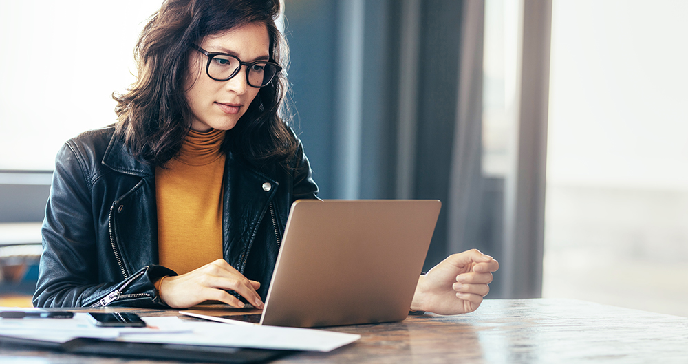 mujer estudiando webinar tecnología para biblioteca