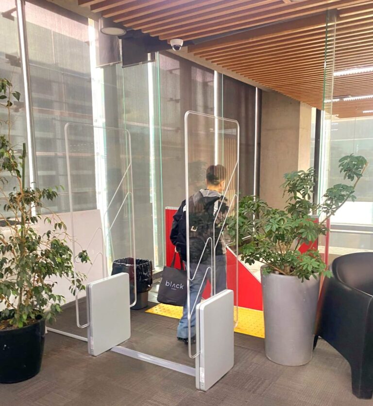 Duoc UC y Bibliotheca transforman la experiencia bibliotecaria con cloudCheck mobile 4 Estudiante pasando por un portón de seguridad RFID instalado en la biblioteca de Duoc UC en Santiago, Chile