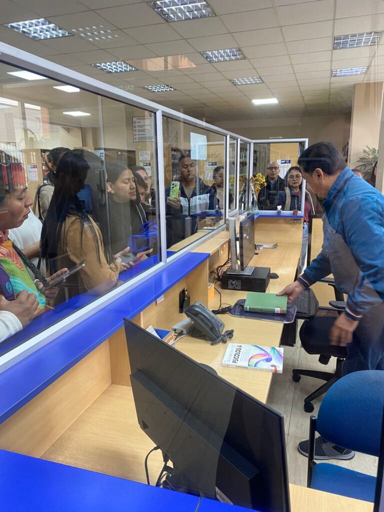 Tecnología y futuro inclusivo en el XXVII Congreso Internacional de Bibliotecarios en Ecuador 3 Asistentes ingresando a la biblioteca a través de sistemas de control de acceso en el Congreso de Cuenca.