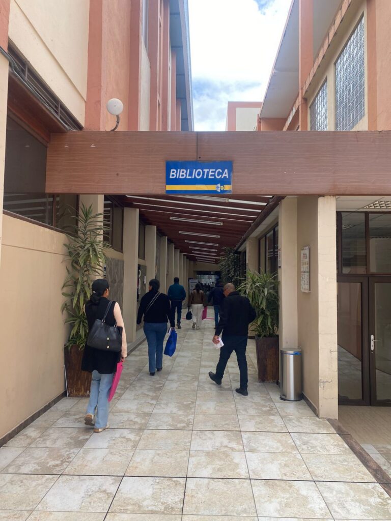 Tecnología y futuro inclusivo en el XXVII Congreso Internacional de Bibliotecarios en Ecuador 6 Asistentes ingresando a la biblioteca a través de sistemas de control de acceso en el Congreso de Cuenca.