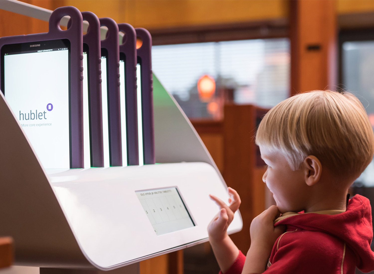 Integriertes Kommunikationssystem uniFi+ jetzt weltweit für Bibliotheken verfügbar 3 Junge leiht ein Hublet aus