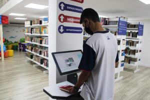 Préstamo autoservicio 7 alumno usando el selfcheck500 Colegio Salesiano Salvador