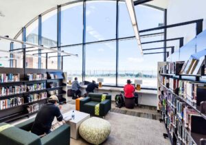 Étagères de retour intelligentes 4 Blue Mountains Library offers 24/7 book collection with the remoteLocker system outside the main entrance.