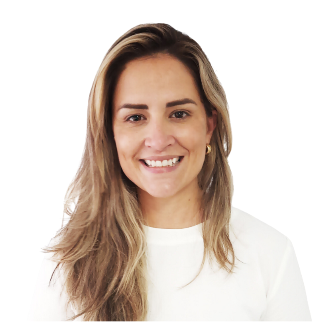 Mulher sorridente com cabelos claros e blusa branca em fundo neutro, retrato profissional corporativo.