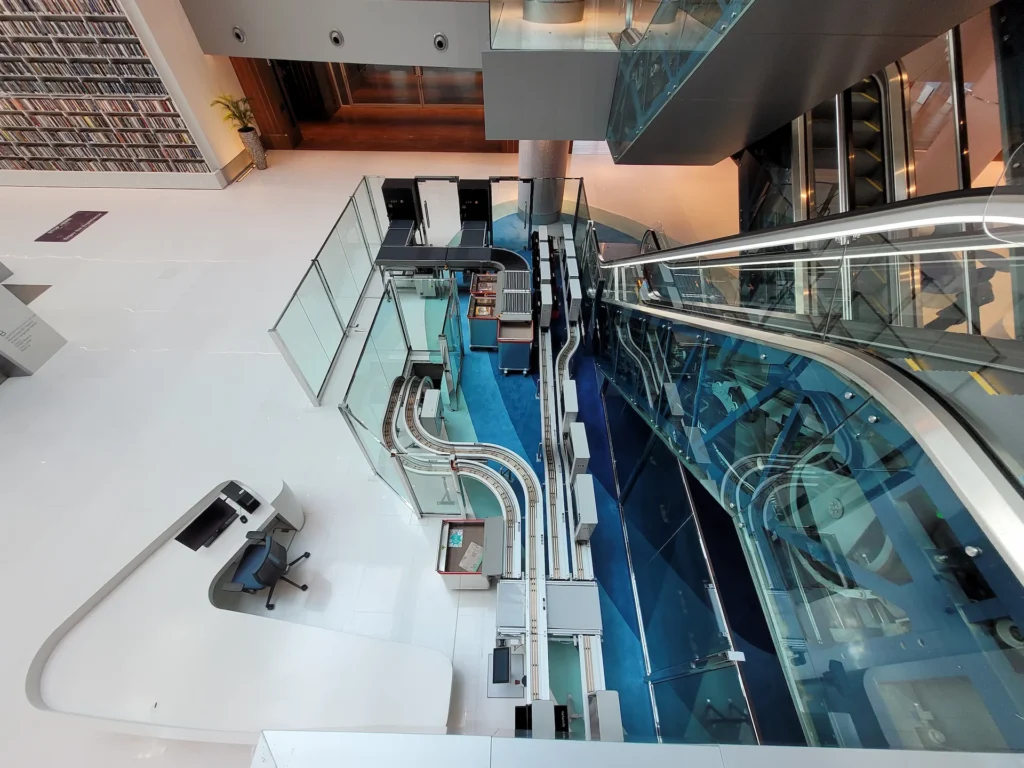 flexAMH conveyor system with bins for automated book transport