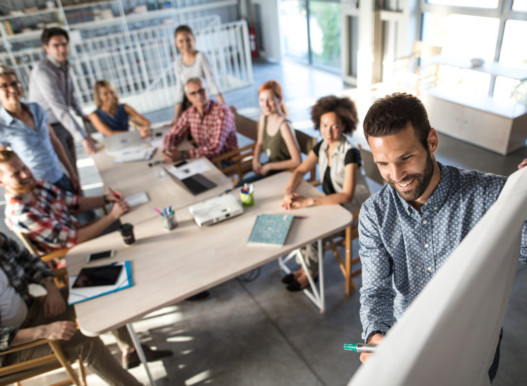 Reunião de equipe sobre o anúncio do produto mais recente