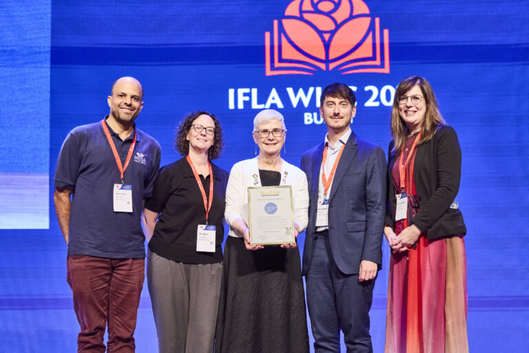 Barcelona’s Gabriel García Márquez Library: A Third Place Powered by Technology 3 IFLA/James Bennett Public Library of the Year Award 2026 winner, Mesa Gateway Library (Mesa, Arizona, USA) and IFLA President, Leslie Weir (centre)