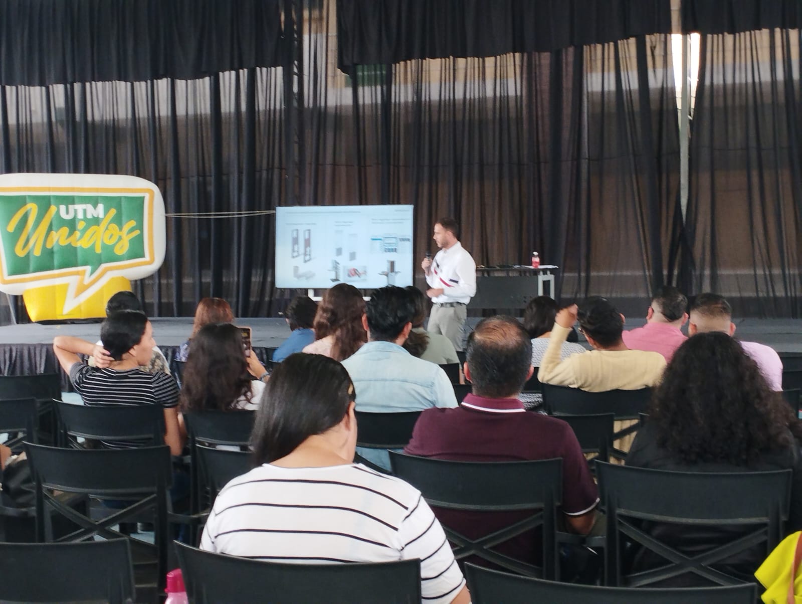 Participación Destacada de Bibliotheca y Cayman Systems en el Congreso Internacional de Bibliotecarios del Ecuador