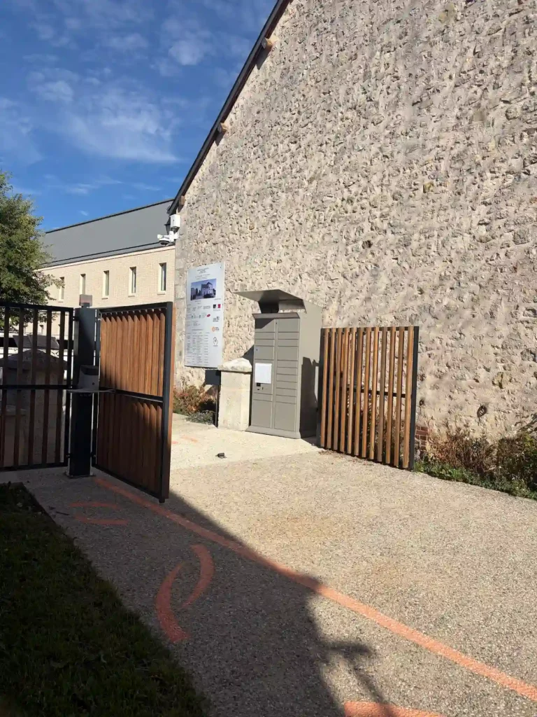 Casiers remoteLocker au quotidien : retours d’expérience de bibliothèques 6 Casier remoteLocker+ installé à l’extérieur de la Médiathèque La Parenthèse, aux Villages Vovéens.