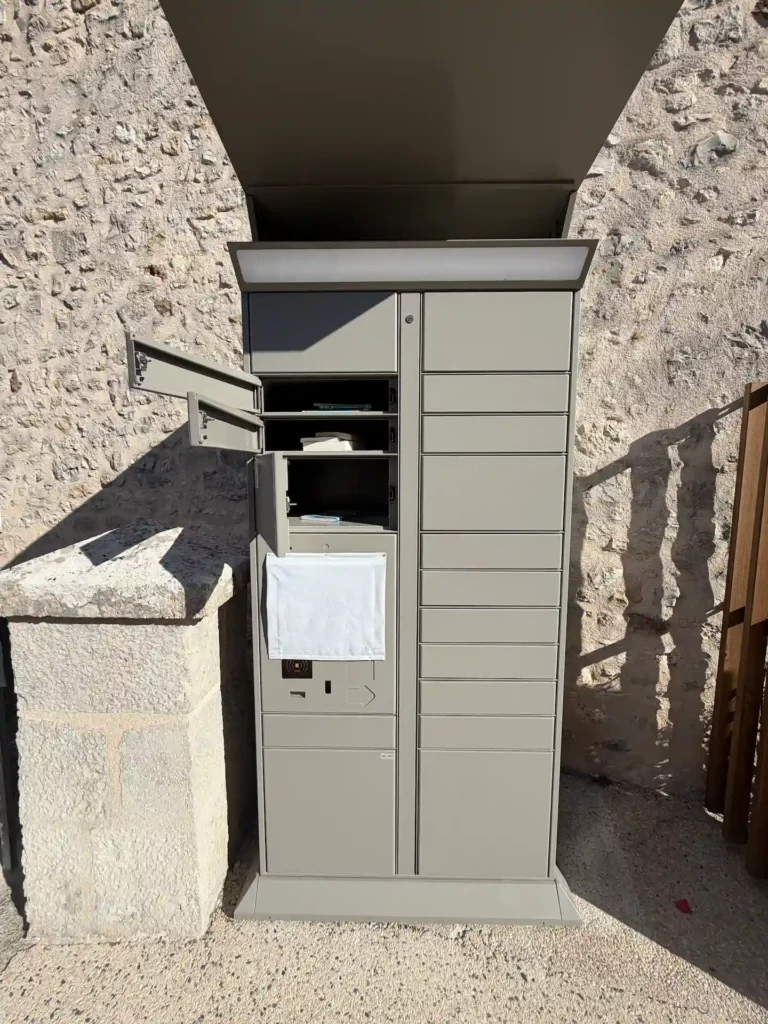 Casiers remoteLocker au quotidien : retours d’expérience de bibliothèques 5 Casier remoteLocker+ de la Médiathèque La Parenthèse, installé à l’extérieur, avec plusieurs compartiments ouverts.