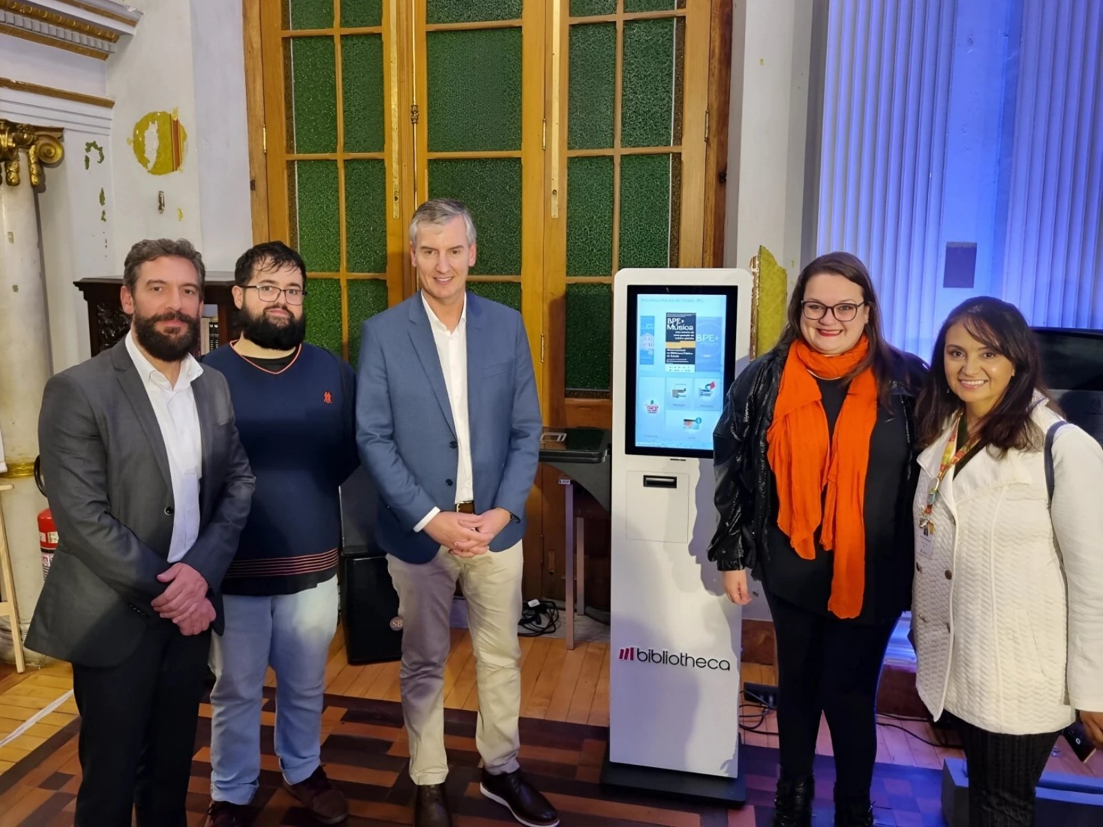 Mediateca Azkuna Zentroa é pioneira no uso do remoteLocker na Espanha 2 João Ramos, da Bibliotheca, e equipe da Biblioteca Pública do RS posam ao lado do quiosque de autoatendimento selfCheck 600eco durante cerimônia em Porto Alegre
