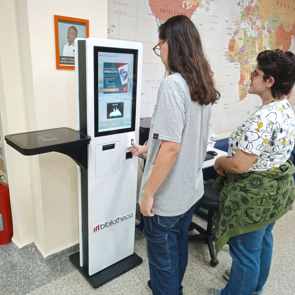 two-ladies-using-the-selfCheck-eco600.jpg-3